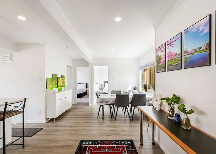 Spacious Freshly Renovated 3Br Ellerslie Unit