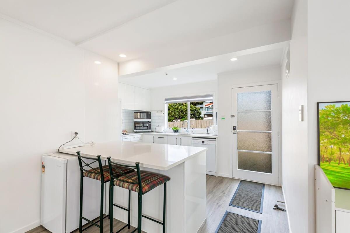 Spacious Freshly Renovated 3br Ellerslie Unit