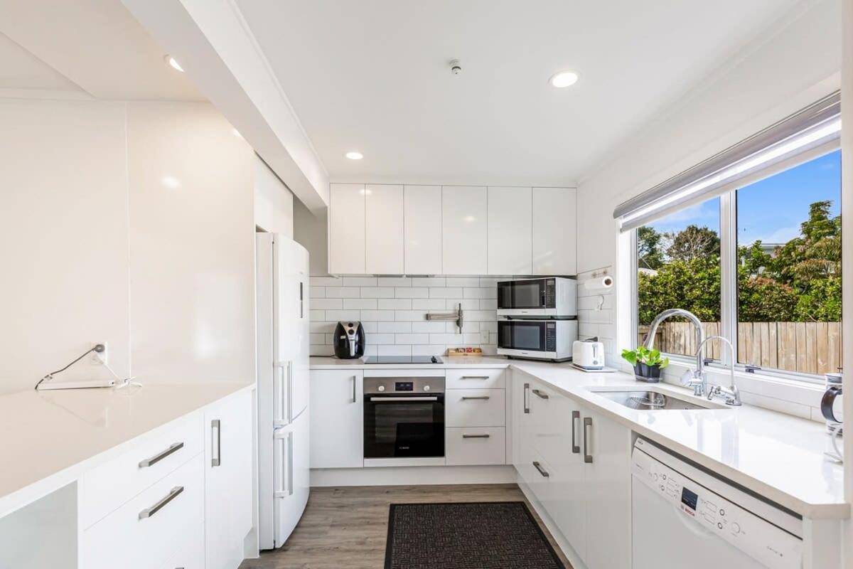 Spacious Freshly Renovated 3br Ellerslie Unit *